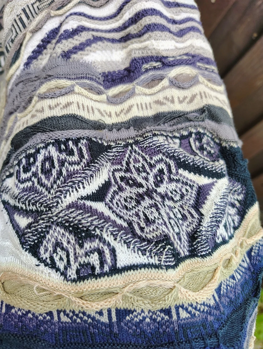 Men's COOGI Arrows Sweater, size XL - Picture 7 of 10